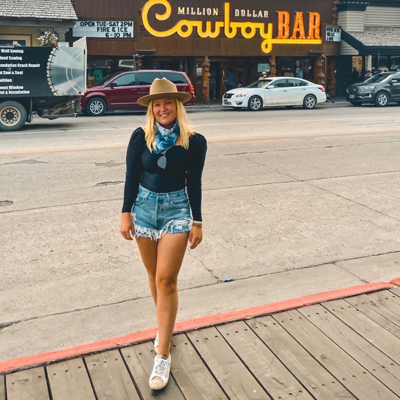 Meet your Posher, Ellinor - Picture 2 of 6